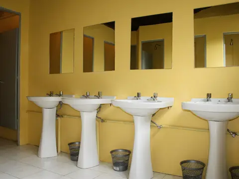 baño común con lavabos