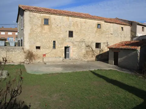 la casa de piedra y la parcela exterior
