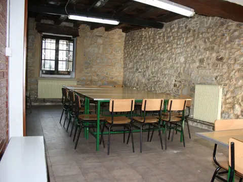 salón comedor con el muro de piedra