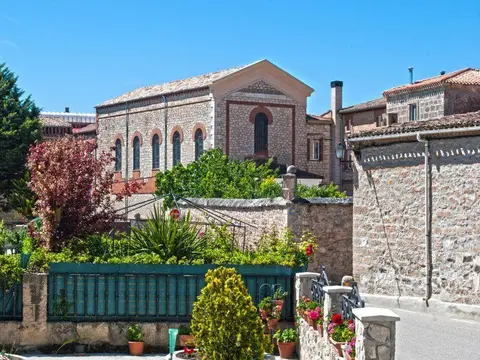 capilla del centro y su jardín, vistos desde el pueblo