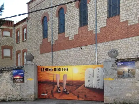 entrada al recinto del centro con el mural del «Camino Bíblico»