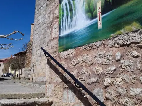 muro y escalera de acceso al centro, con uno de sus murales