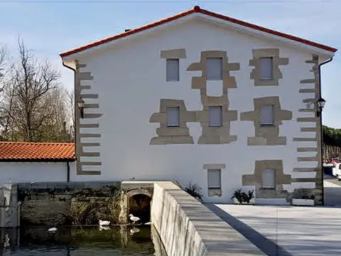 la casa de La Porciúncula junto al estanque del antiguo balneario de Cucho