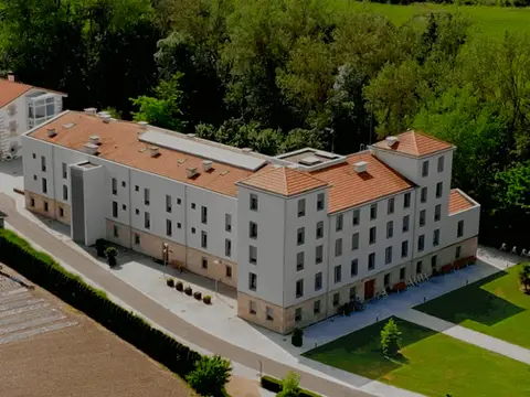 vista aérea del recinto de las Hermanas Franciscanas en el Barrio Balneario de Cucho, donde se alojan las tandas de ejercicios (el edificio grande es el que la congregación comparte con su residencia)
