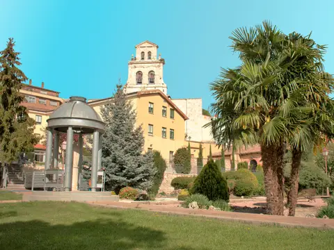 jardín del monasterio con la espadaña al fondo