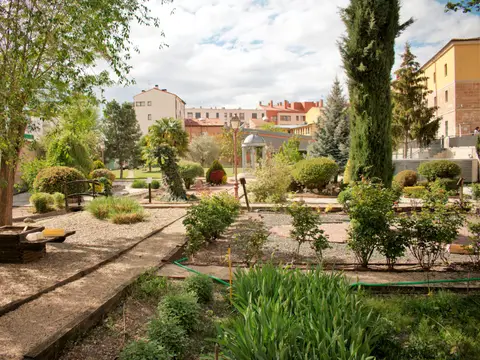 jardín interior del recinto