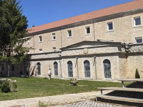 edificio de la casa de espiritualidad y jardines del claustro