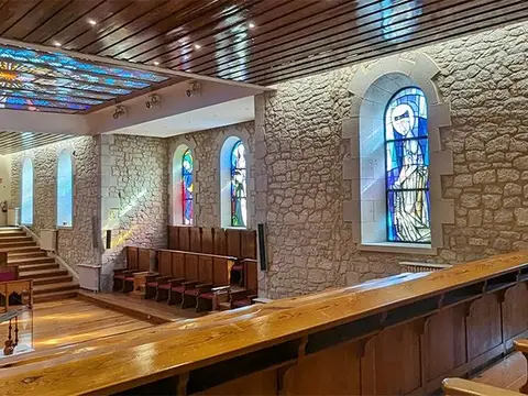 capilla coral con las vidrieras de Iturgáiz