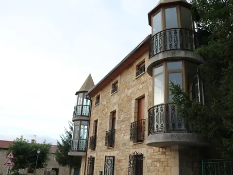 la casa desde la calle, con los miradores acristalados