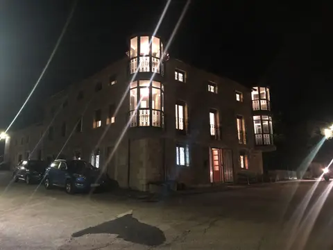 la casa iluminada de noche