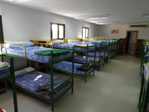 dormitorio del albergue con literas