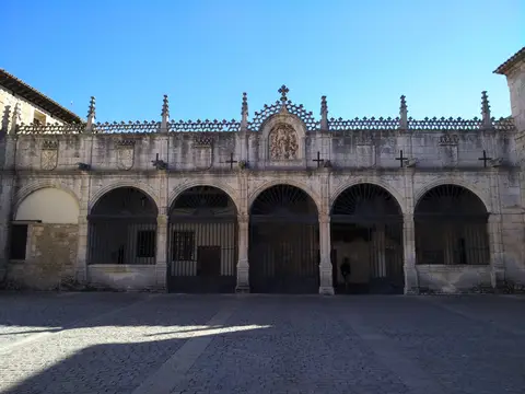 exterior de la hospedería, con la galería gótica del compás