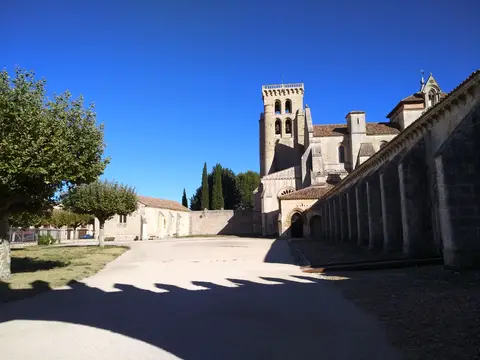 torre y lateral de la iglesia del monasterio