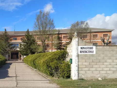 entrada al monasterio desde la carretera de Valladolid