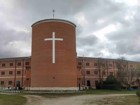 fachada trasera del monasterio con la torre de la iglesia