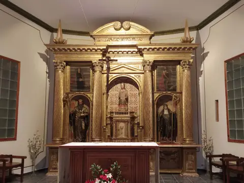 cripta del monasterio con el retablo