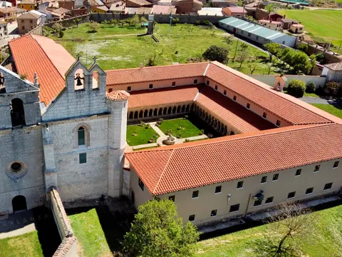 vista aérea del monasterio, la iglesia y el claustro
