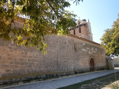 muro del monasterio y camino de acceso