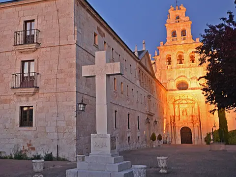 fachada de la iglesia y del monasterio iluminada de noche