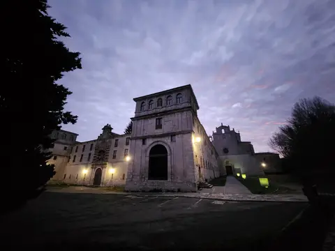 torre y fachada del monasterio al anochecer