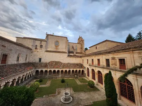 claustro del monasterio con el pozo