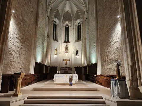 interior de la iglesia abacial