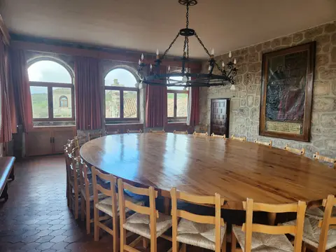 sala capitular con la mesa grande y vistas al valle