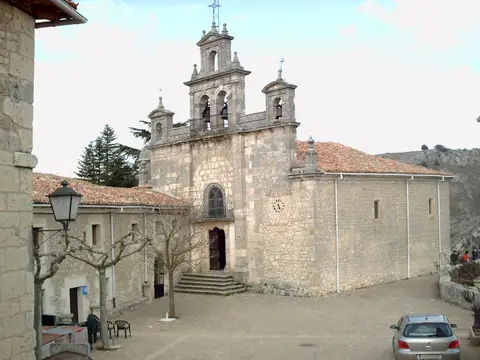 plaza del santuario con la iglesia y los edificios anejos donde está la hospedería