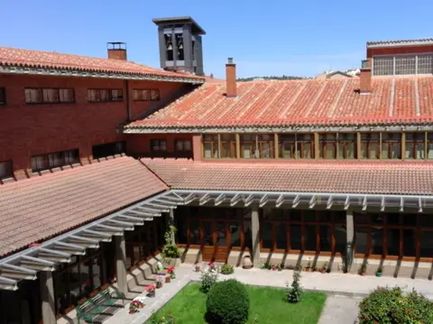 patio claustral y tejados del monasterio
