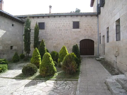 patio y puerta de entrada a la hospedería