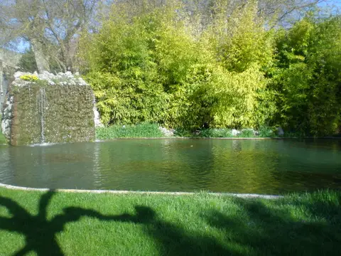 estanque del jardín del monasterio