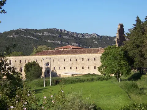 edificio principal del monasterio bajo los Montes Obarenes