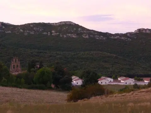 vista general del yermo aislado en el campo, con la espadaña y las ermitas