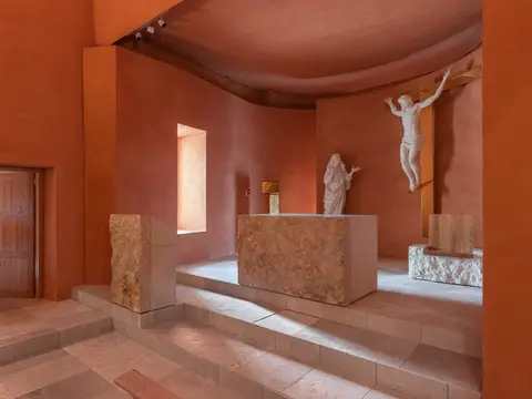 presbiterio de la capilla, con el altar, la sede y el ambón de piedra
