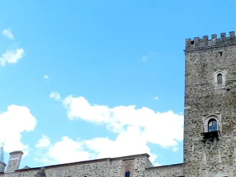 fachada del Real Monasterio de Guadalupe, donde está la hospedería