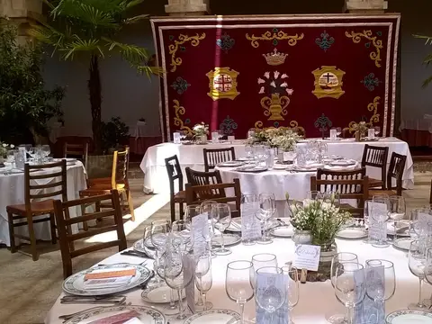 comedor montado en el claustro gótico