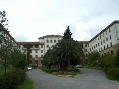 patio de entrada y pabellones del Seminario Diocesano Virgen de la Montaña
