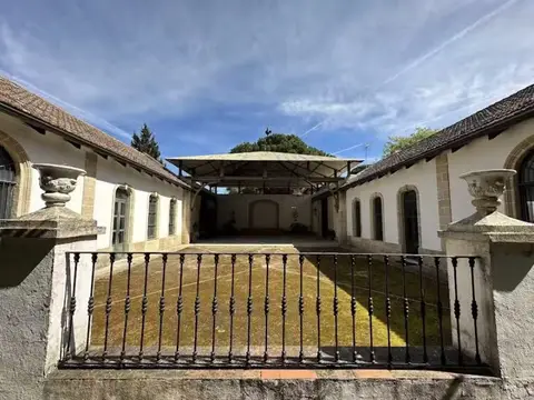 patio interior con el pabellón deportivo al fondo