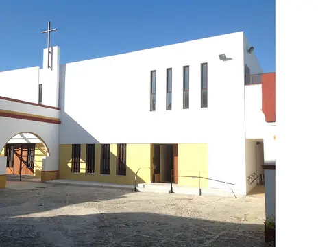 el edificio y la capilla nueva desde el patio