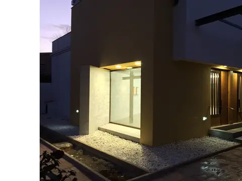 entrada del edificio de noche