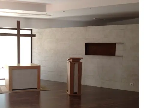interior de la capilla, con la cruz y el altar