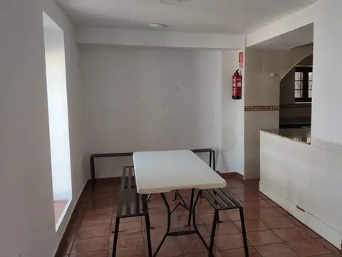 comedor con la barra abierta a la cocina