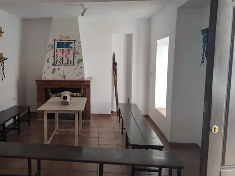 comedor con mesas y bancos corridos