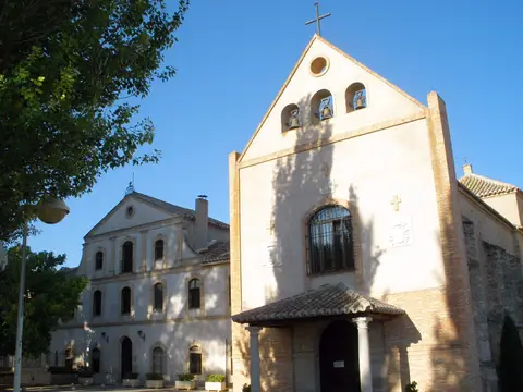 conjunto: la ermita del Cristo de la Luz con el convento pasionista al fondo