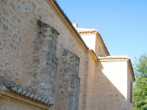 lateral del templo y jardines del recinto