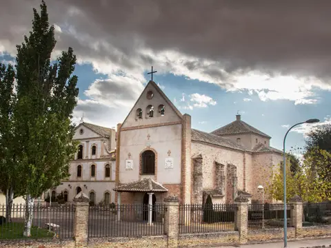 vista general del conjunto desde la calle Magdalena, con el convento a la izquierda
