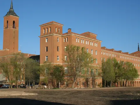el edificio del Seminario Diocesano visto desde el exterior, con la torre