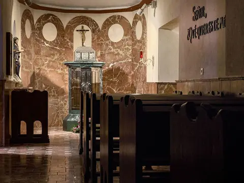 capilla de la casa con los bancos y el sagrario