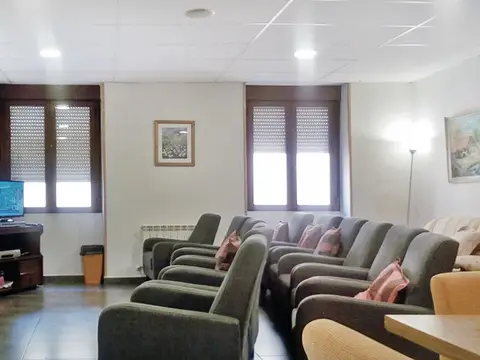 sala de estar con sillones, vacia