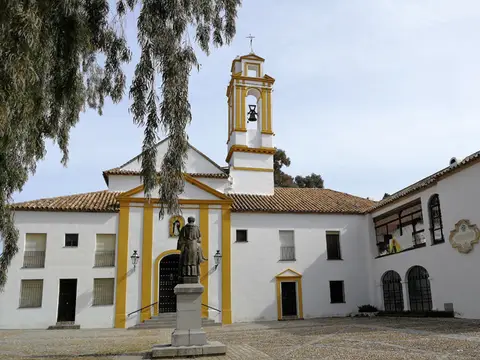 fachada con claustro